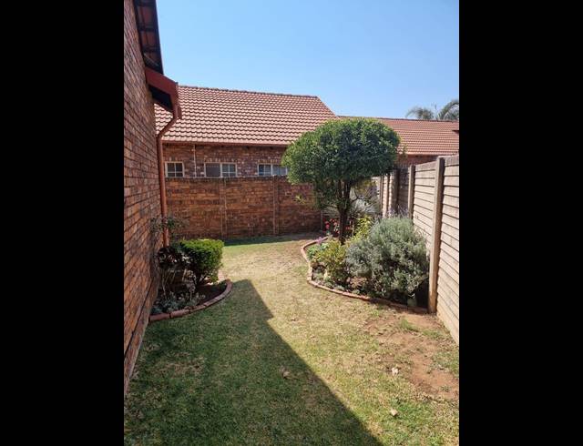 2 BEDROOM TOWNHOUSE FOR SALE IN CLAREMONT